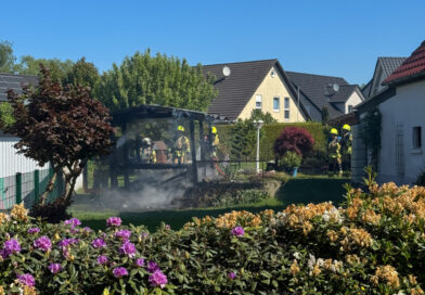 Brennende Gartenhütte – nebenstehende Garage vor den Flammen geschützt