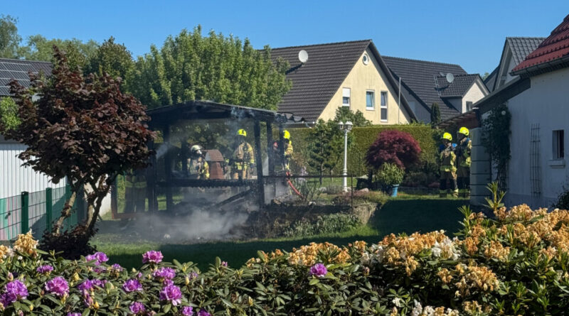 Brennende Gartenhütte – nebenstehende Garage vor den Flammen geschützt