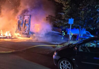 Sprinter und Sperrmüll in Vollbrand