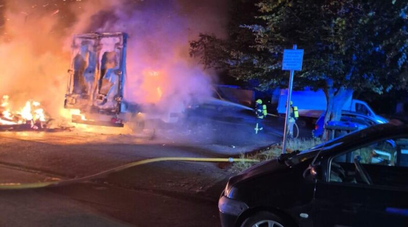 Sprinter und Sperrmüll in Vollbrand