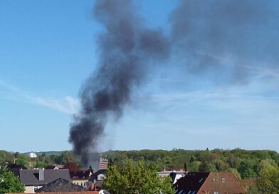 Garagenbrand – Deutliche Rauchsäule bereits auf Anfahrt sichtbar